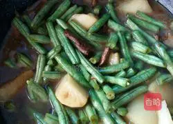 Illustration of how to make braised noodles with beans, potatoes and pork belly 5