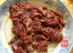 Illustration of how to make fried rice noodles with black pepper and beef 3