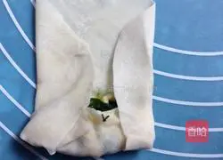 Illustration of how to make three fresh vegetable spring rolls 6