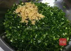 Illustration of how to make leek, egg and shrimp skin pot stickers 1