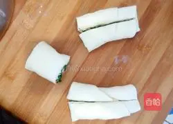 Illustration of how to make chive and salt and pepper rolls 7