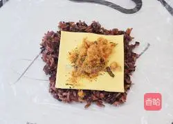 Illustration of how to make black rice, cheese and meat floss rice balls 7