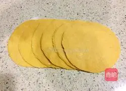 Illustration of how to make two-color rose roll 5