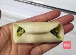 Illustration of how to make leek, egg and shrimp skin pot stickers 8