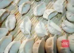 Pork fragrant Illustration of how to make pot stickers stuffed with green onion 11