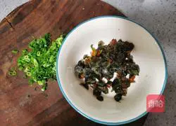 Illustration of how to make preserved egg and lean meat porridge 10