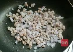 Illustration of how to make diced pork and mint cold noodles 7