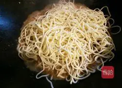 Illustration of braised noodles with shredded chicken and beans 10