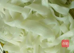 Illustration of how to make fried rice noodles with lettuce and beef 4
