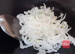 Illustration of how to make fried rice noodles with shredded chicken 5
