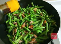 Illustration of how to make braised beans and noodles in iron pot 10