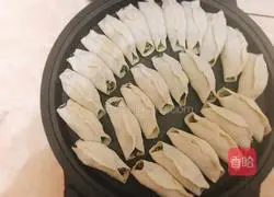 Illustration of how to make Chinese cabbage and pork pot stickers 8