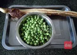 Illustration of how to make baked rice with peas and bacon 1