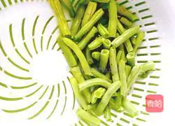 Illustration of how to make homemade beans and noodles 1