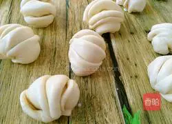 Illustration of how to make peanut butter flower rolls 10