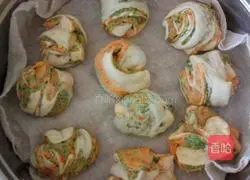 Illustration of how to make three-color flower rolls with braised vegetables 6