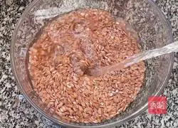 Illustration of how to make seaweed red rice balls 1