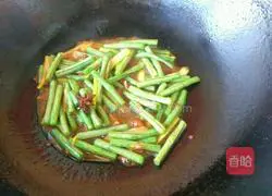 Illustration of how to make braised noodles with potatoes and beans 7