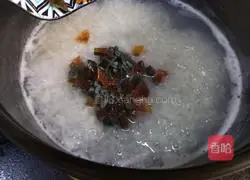 Illustration of how to make preserved egg and vegetable porridge 7