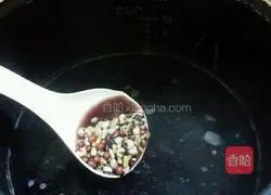 Illustration of making multi-grain porridge 4