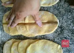 Illustration of how to make pumpkin rose rolls 4