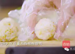Illustration of how to make salmon rice balls 7