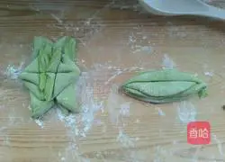 Illustration of how to make lotus rolls that fill the dining table with spring scenery 9