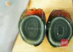 Illustration of how to make preserved egg and lean meat porridge 1