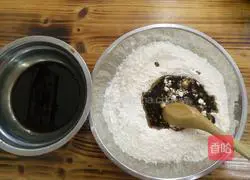 Illustration of how to make brown sugar and red date hair cake 4