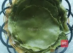 Illustration of how to make three-strand spring rolls 4