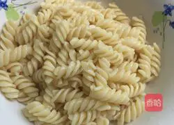 Illustration of how to make tomato-flavored spiral pasta 4