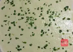 Illustration of how to make green onion rolls 3