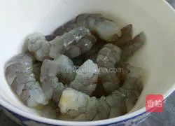 Illustration of how to make leek, egg and shrimp box 3