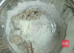 Illustration of how to make raisin brown sugar cake 2