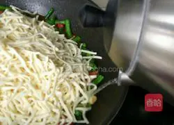Illustration of how to make braised beans and noodles 7