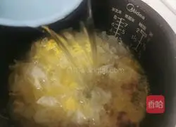 Illustration of how to make peach gum, white fungus and millet porridge 8