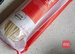 Illustration of how to make lard rice noodles 1