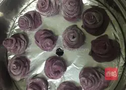 Illustration of how to make purple potato rose rolls 2