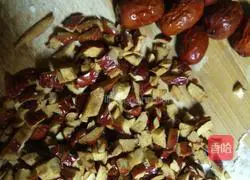 Illustration of how to make brown sugar and red date flower rolls 3