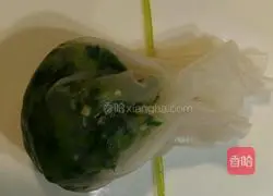 Illustration of how to make Vietnamese spring rolls wrapped with seasonal vegetables and prawns 9