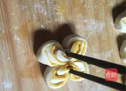Illustration of how to make two-color chrysanthemum rolls 8