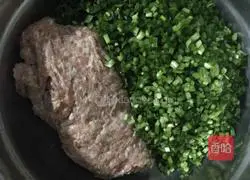 Illustration of how to make mutton and leek pot stickers 1