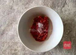 Illustration of how to make preserved egg and lean meat porridge 2