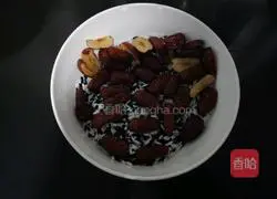 Illustration of how to make black glutinous rice and red date porridge 6