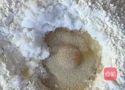 Illustration of how to make two-color hair cake 1