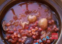 Illustration of how to make longan, red bean and barley porridge 7