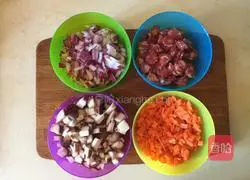 Illustration of making braised sausage and rice 1