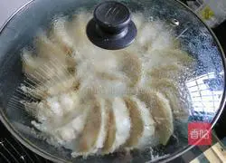 Illustration of how to make crispy pot stickers 9
