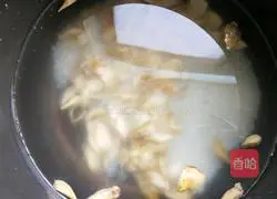 Illustration of how to make rock sugar lily porridge 4