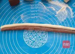 Illustration of how to make two-color twist rolls 9